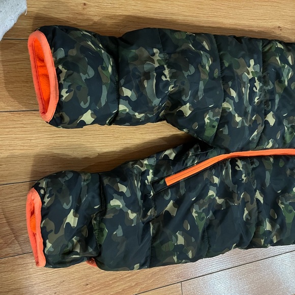 Size 18 Month boy snow suit. Hands and feet have flaps - Picture 3 of 6